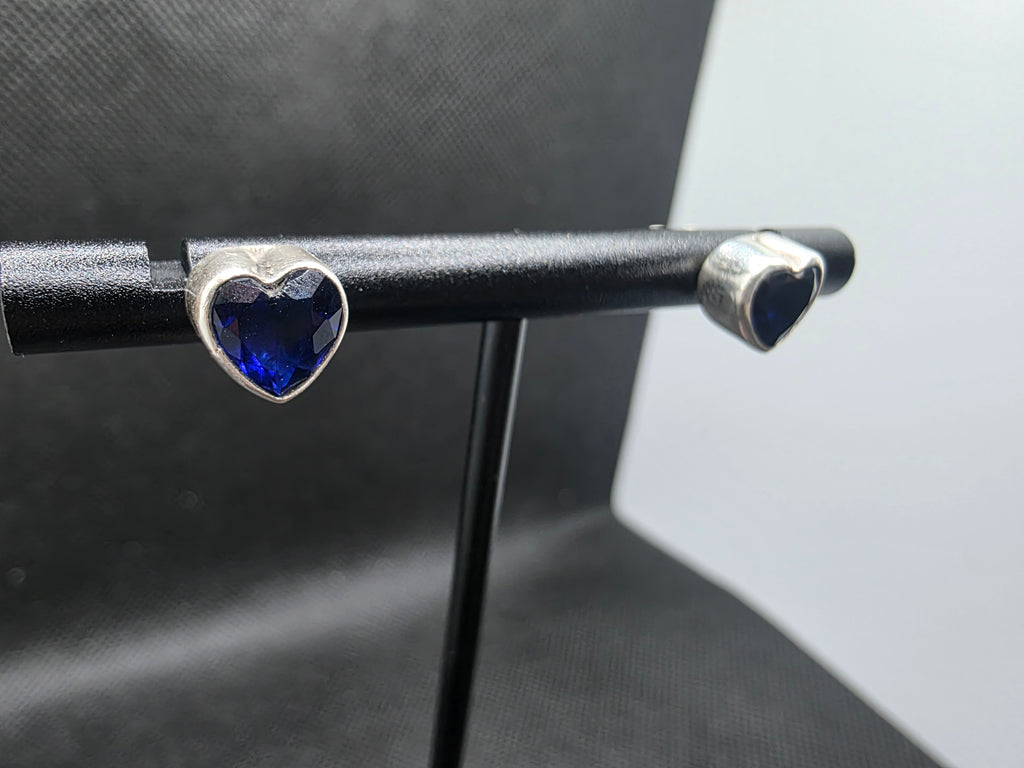 Aretes de Corazón en Plata 925 y Piedra Ónix/Zafiro